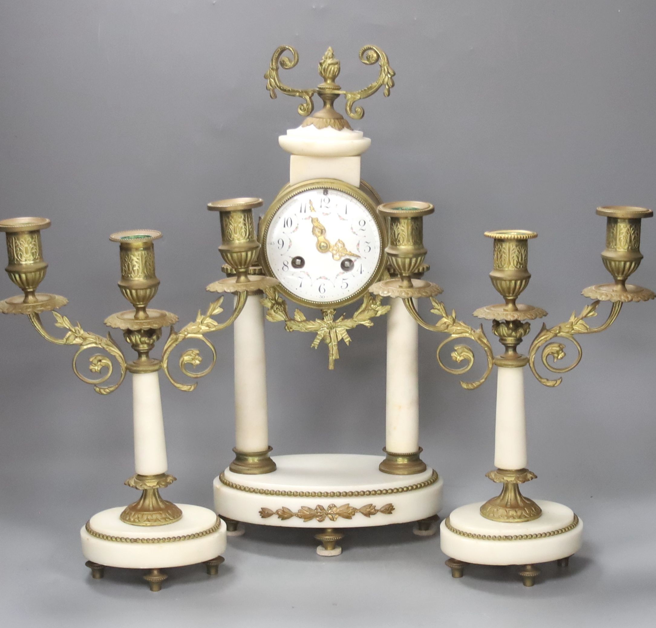 A French ormolu and alabaster clock garniture, c.1900. Pendulum, no key. 40cm